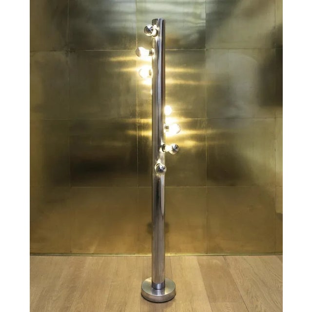 The 60s floor lamp in full Space Age style, chromed steel column shape and 13 light points, with a modern and industrial...