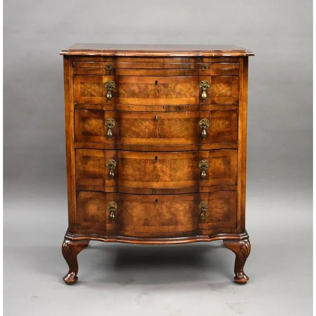 A fine quality antique walnut serpentine front chest of drawers, beautifully proportioned and standing on cabriole legs...