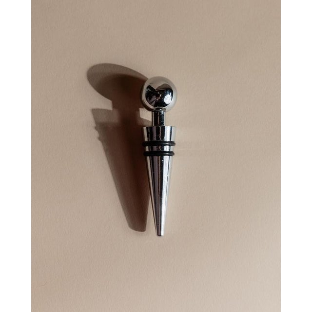 This vintage set of 2 bottle stoppers from 1980s Italy embodies sleek geometric design and refined craftsmanship. Made of...