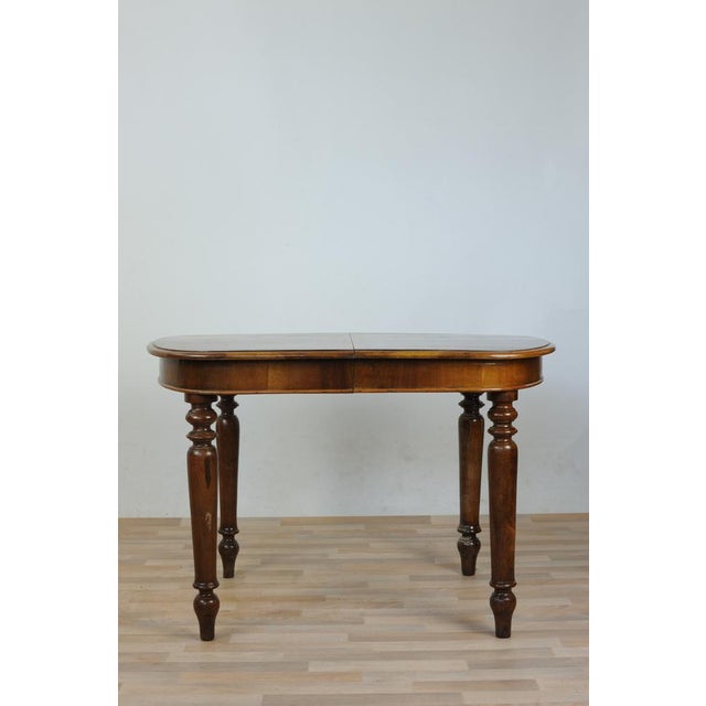Extendable table from the late nineteenth/early twentieth century, in solid walnut, turned legs in solid walnut, original...