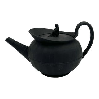 Stunning Antique Wedgwood Black Basalt Teapot, C. 1790-1830 With Widow Finial For Sale
