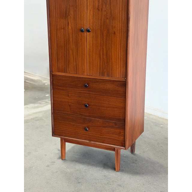 1960s Walnut Gentleman’s Chest by Glenn of California For Sale In Los Angeles - Image 6 of 12
