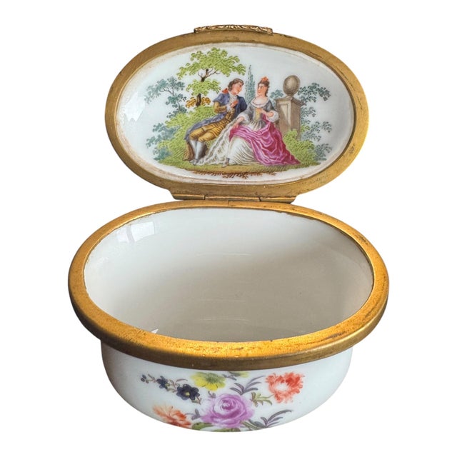 German Porcelain Snuff Box with Galante Garden Scene, 1700s For Sale - Image 9 of 9