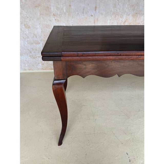 French Early 20th Century Walnut Farm Table With Cabriole Legs and Two Extension Leaves For Sale - Image 4 of 18