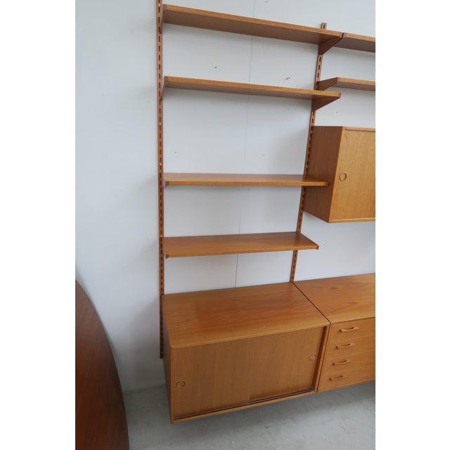 Practical and decorative wall shelf in teak in good used condition. Dimensions: Total width: approx. 175 cm x depth:...