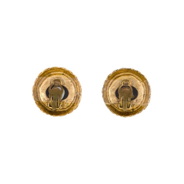 Vintage Chanel 1970s Gold-Plated & Carved Wood Clip-on Earrings, Pair For Sale In New York - Image 6 of 7