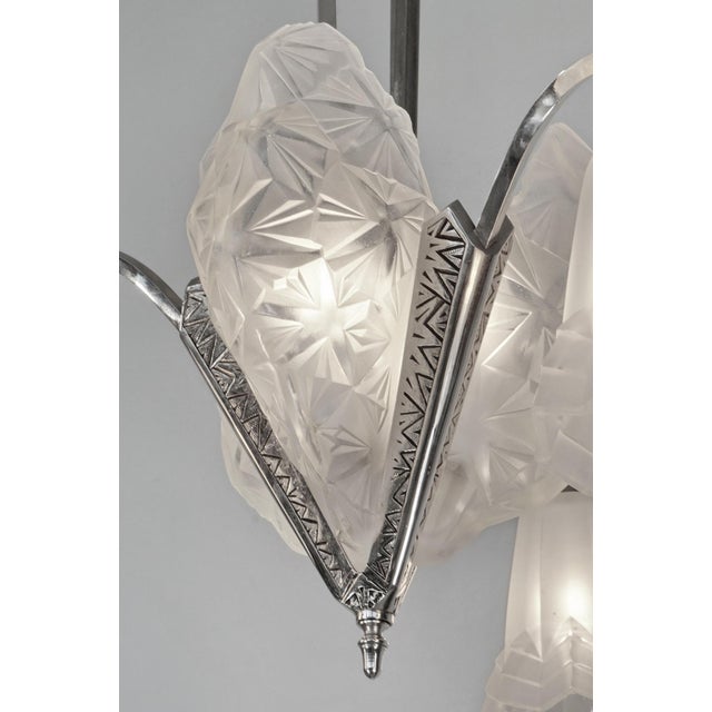 David Gueron Degue Degue French Art Deco Multi-Light Chandelier 1930s - Frosted Glass & Nickeled Bronze For Sale - Image 4 of 14