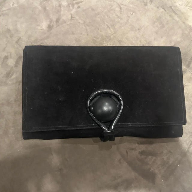 This elegant Rodo of Italy clutch is a superb piece of 1980s Italian craftsmanship, perfectly balancing luxurious textures...