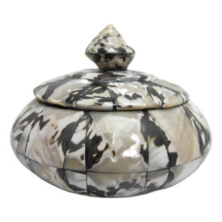 Wood Inlaid Mother of Pearl Black & White Shell Round Lidded Trinket Box For Sale