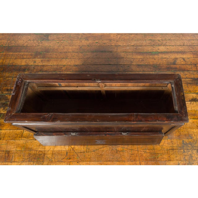 Chinese Early 20th Century Lacquered Trunk with Brass Hardware and Removable Top For Sale In New York - Image 6 of 12