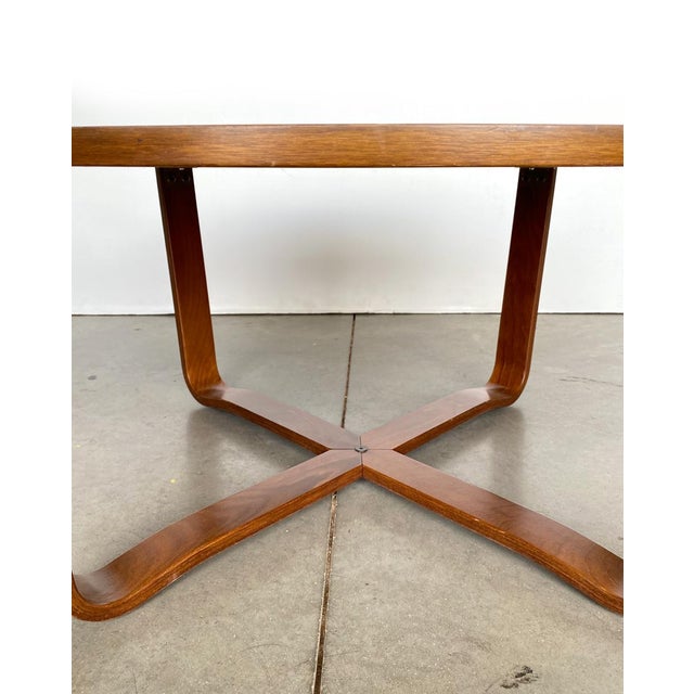 Vintage Round Plate Table, in Good conditions. Designed 1970 to 1979