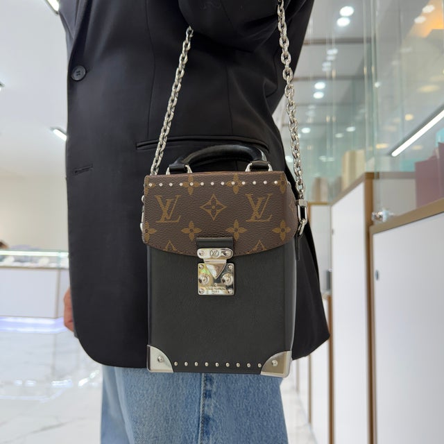 Louis Vuitton Monogram Canvas Black Leather Silver Hardware Camera Box Bag For Sale - Image 11 of 11