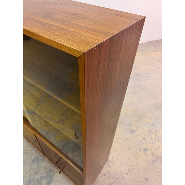 Walnut Display Cabinet from Deutsche Werkstätten Hellerau For Sale - Image 9 of 11