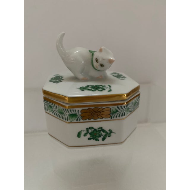 2000 - 2009 Herend Chinese Bouquet Green Trinket Box With Cat For Sale - Image 5 of 6