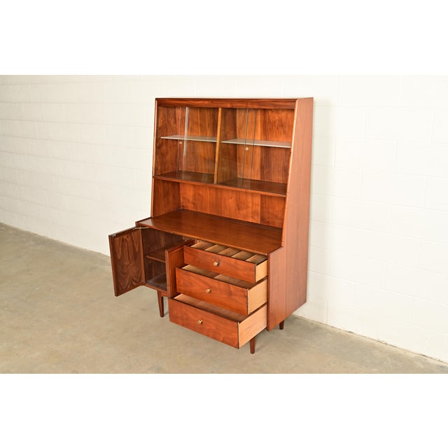 Kipp Stewart for Drexel Declaration Mid-Century Modern Walnut Lighted Breakfront or Bar Cabinet, 1960s For Sale In South Bend - Image 6 of 18