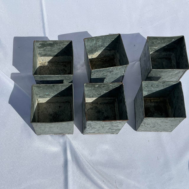 Wood 1970s Rustic French Farmhouse Handled Chicken Wire Basket/Caddy With (6) Galvanized Metal Inserts For Sale - Image 7 of 10