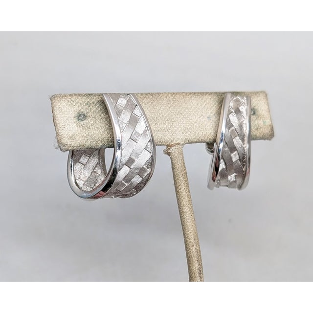 Mid-Century Modern Vintage 1962 Signed Trifari Ad Piece Rhodium Plated "Woven" Ribbon Clip Earrings-2 Pieces For Sale - Image 3 of 8