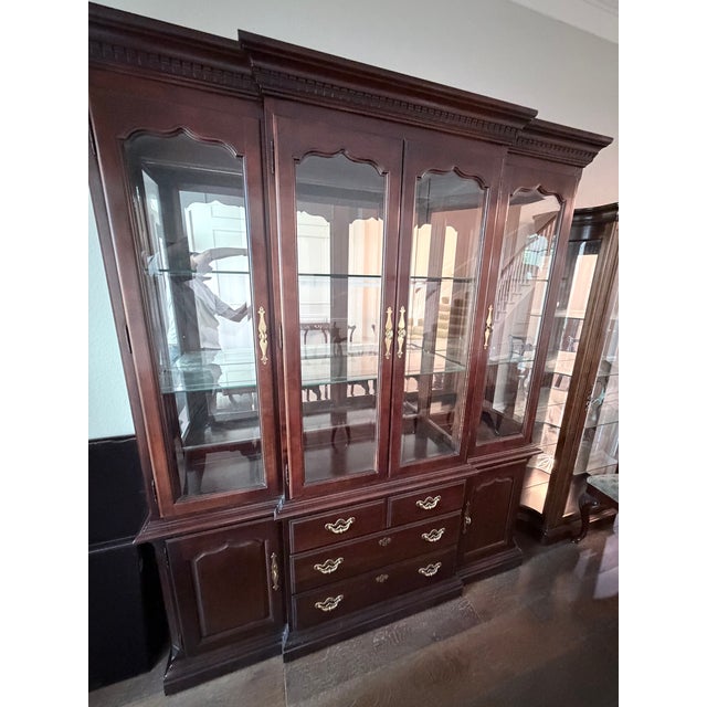Wood Large Chippendale Mahogany China Cabinet – Mirrored Back, Glass Shelves For Sale - Image 7 of 11