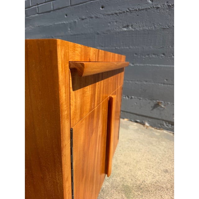 1950s Pair of Rare Paul László Inc. Beverly Hills Custom Ribbon Grain Mahogany Nightstands For Sale In Los Angeles - Image 6 of 10