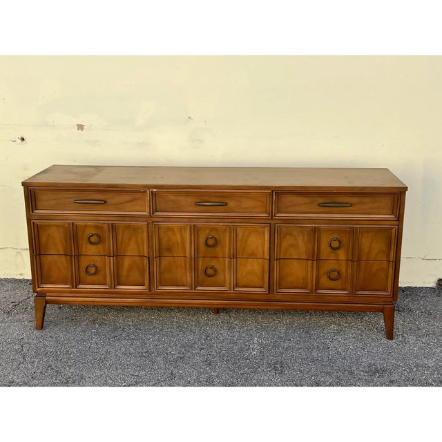 Kroehler 1970s Mid Century Modern Walnut Dresser of Nine Drawers For Sale - Image 4 of 8