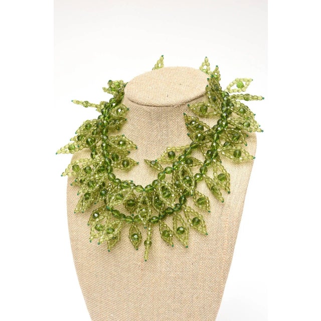 1990s Vintage Coppola E Toppo Chartreuse Kelly Green Beaded Wrap Necklace Italian For Sale - Image 5 of 9