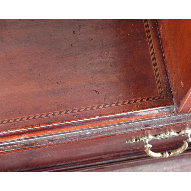 Antique English Mahogany Chest of Drawers, in Good conditions. Designed before 1890