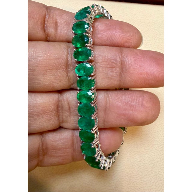 30 Carat Natural Emerald Cocktail Tennis Bracelet 14 Karat White Gold 7" For Sale - Image 4 of 8