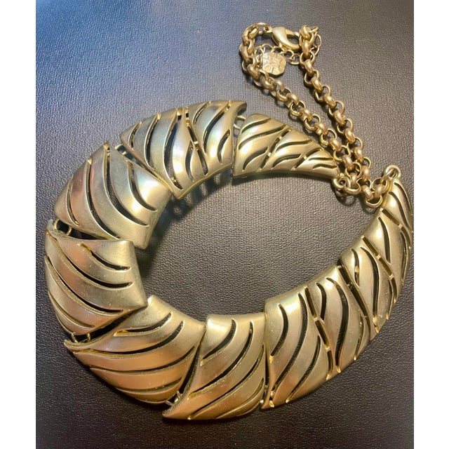 1960s MCM Jewelry Marriage Hollywood Golden Age Matte Gold Collar Necklace and Earrrigs. For Sale - Image 5 of 10