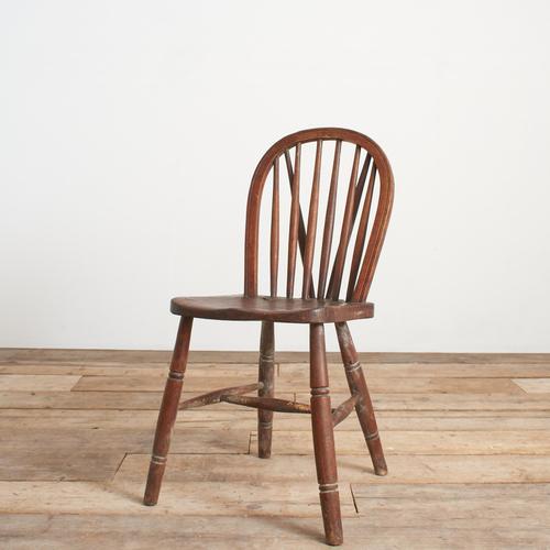 A charming antique windsor chair from the high wycombe area. It has a hoop and stick back design with six spindle backrest...