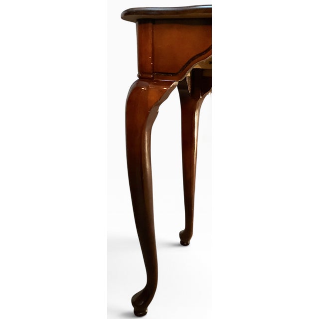Late 20th Century Queen Anne Style Carved Shell Inlaid Banded Mahogany Console Sofa Table With Pad Feet For Sale - Image 17 of 18