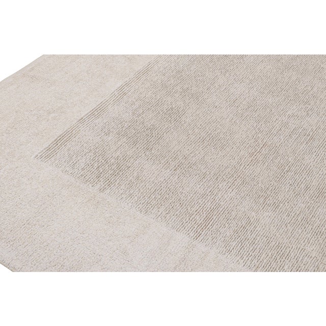 Rug & Kilim’s Contemporary Hemp Rug in Beige and Off-White Tones For Sale In New York - Image 6 of 7