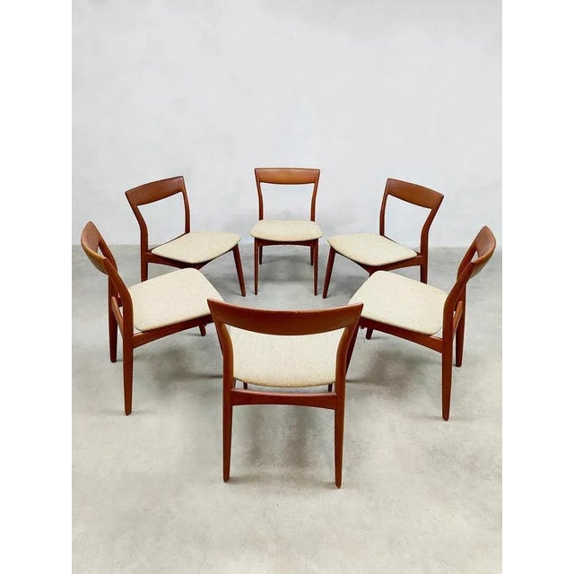 Elegant Danish design! This party of 6 identical dining room chairs are unique in their kind. Made from organically curved...