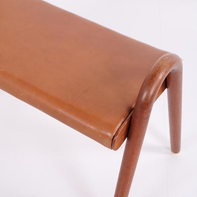 Gold Teak Stool with Leather Seat by Vilhelm Lauritzen for Fritz Hansen, 1945 For Sale - Image 8 of 12
