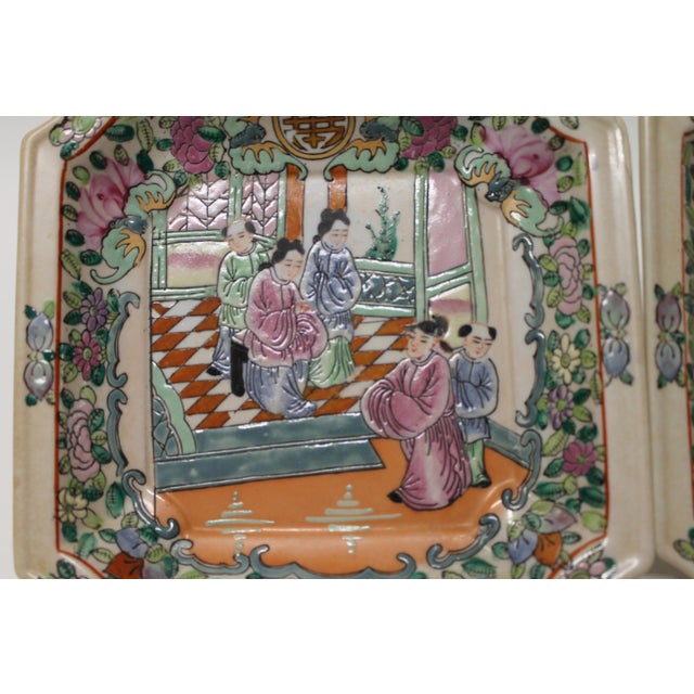 Asian Pair of 19th Century Octagonal Trays or Shallow Bowls in the Famille Rose For Sale - Image 3 of 8