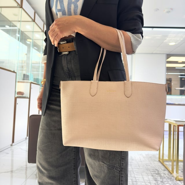 Brand: Alexander McQueen Measurements(W x H x D): 15.75" x 9.50" x 4.50"&nbsp; Total Weight: 570.00 grams Alexander...