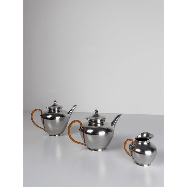 Mid-20th Century Pewter Tea Set with Rattan Wrapped Handlers from Gras et Etienne, 1950s, Set of 3 For Sale - Image 6 of 18