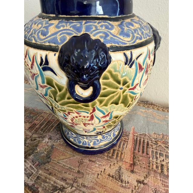1980s Vintage Chinoiserie 15" Majolica Temple Jar With 4 Blue Lion Handles For Sale - Image 5 of 11