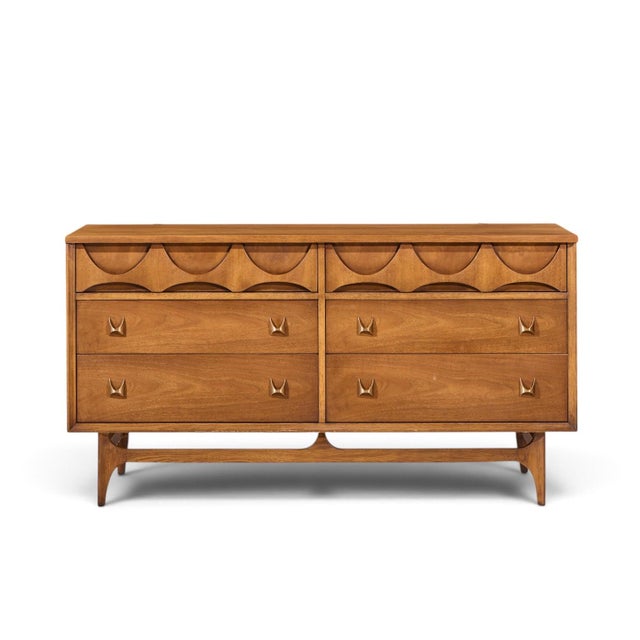 Broyhill Brasilia Mid Century Walnut and Brass 6 Drawer Dresser This lowboy measures: 58 wide x 19 deep x 31 inches high...