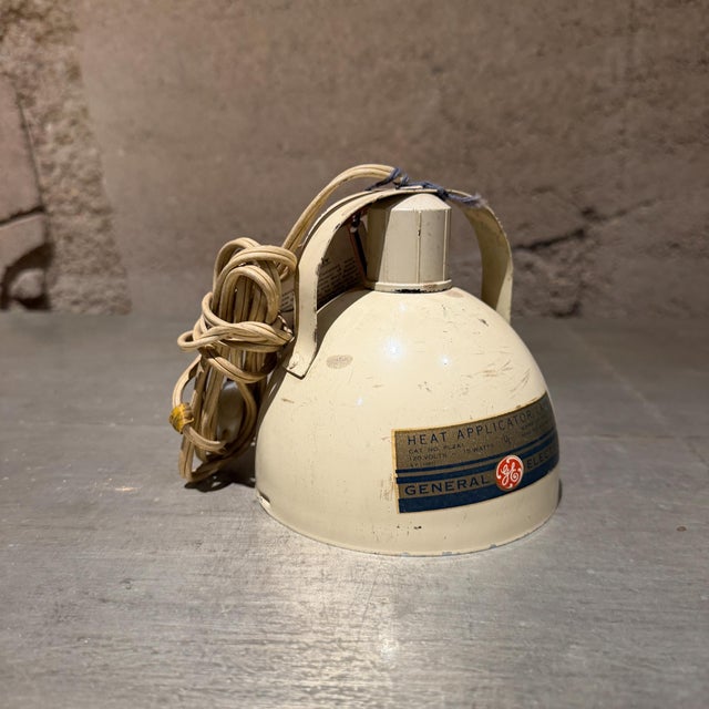 1950s Vintage Ge General Electric Therapeutic Heat Applicator Lamp in Beige For Sale - Image 11 of 11
