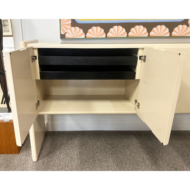Mid-Century Modern Ivory Lacquer Sideboard by Milo Baughman for Thayer Coggin For Sale - Image 3 of 10