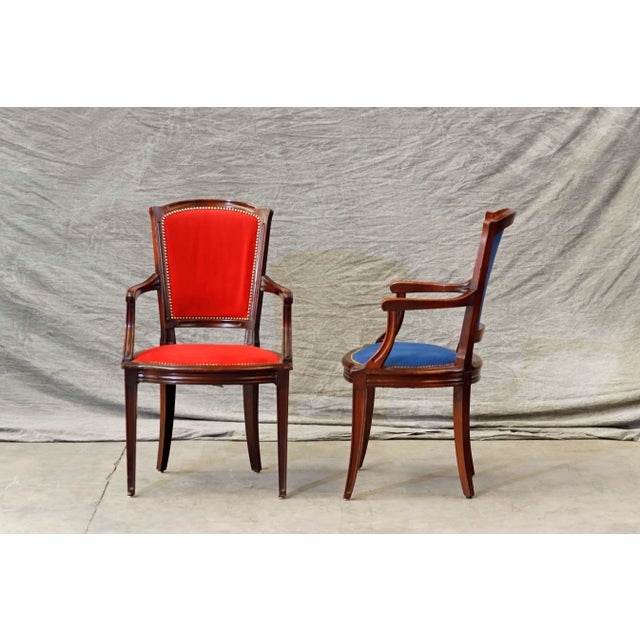 The chairs are distributed in 4 red chairs and 2 blue chairs.