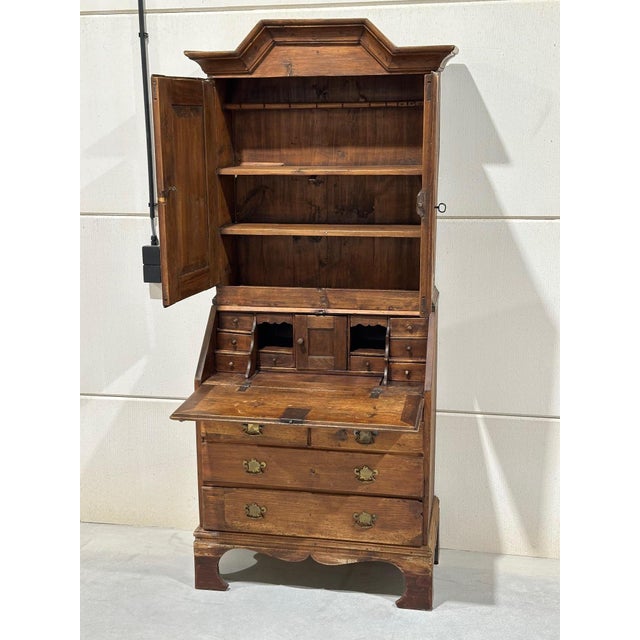 Antique pine secretary / bookcase with beautiful interior. In good condition throughout. Lovely aged patina. The cabinet...