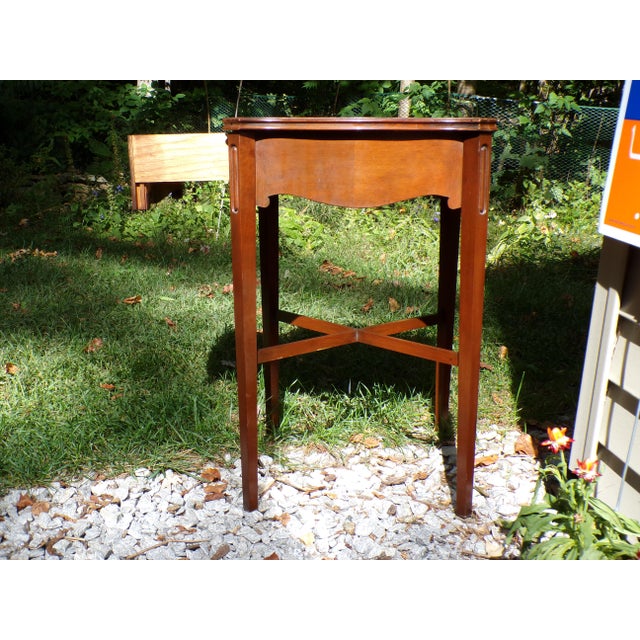 Brown Vintage Federal Hepplewhite Style Mahogany X Base Side Table Nightstand For Sale - Image 8 of 13