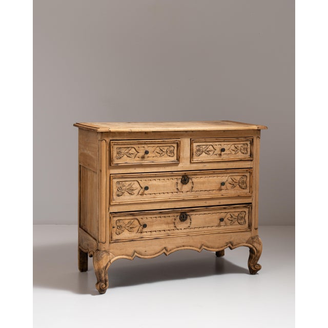 Early 20th Century Beige French Carved Chest of Drawers For Sale - Image 11 of 15