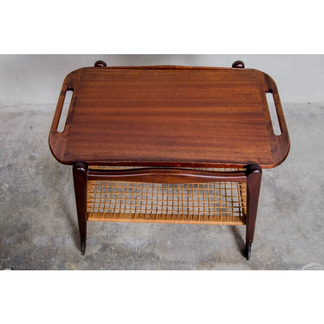 This teak trolley was designed by Johannes Andersen for Silkeborg in the 1960s. The tray of this tea trolley is removable...