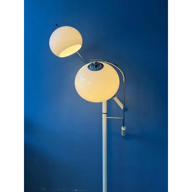 One of Dijkstra's most famous models, this classy mushroom floor lamp with its turnable swing arms. The beige acrylic...