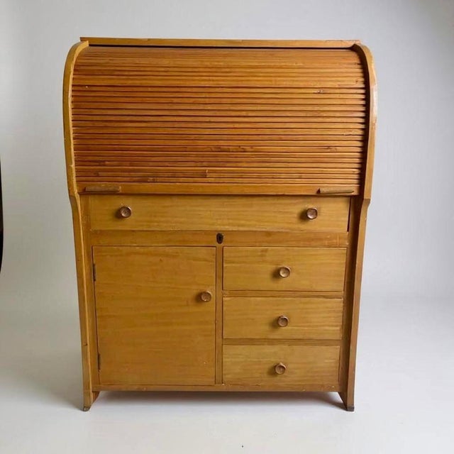 A classic vintage oak roll-top bureau desk, offering practical storage and timeless appeal. Featuring a smoothly operating...