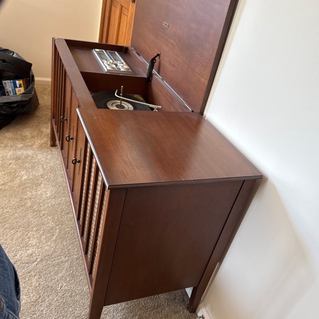 Brown Mid Century Console With Built in Turntable and Radio (Zenith) For Sale - Image 8 of 9