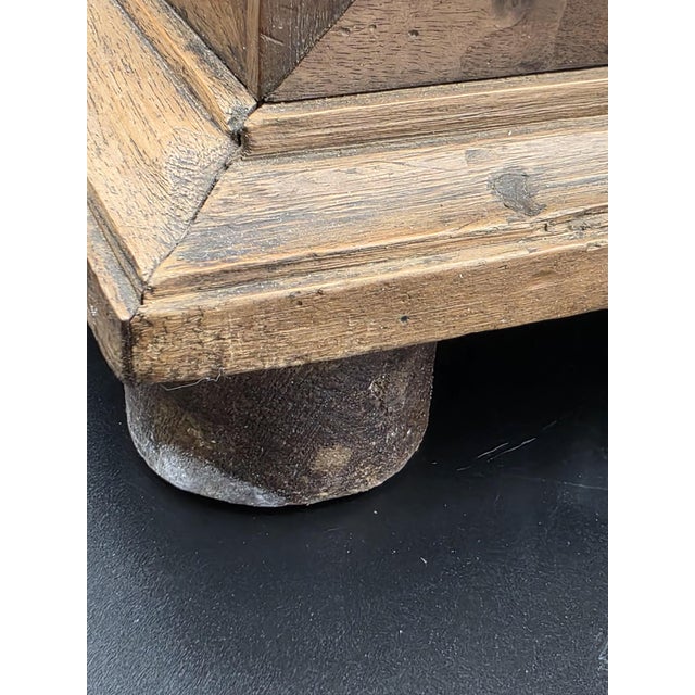 Early 18th Century Chest of Drawers in Walnut and Briar with Key, 1703 For Sale - Image 5 of 18