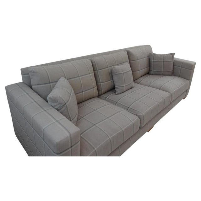 Handcrafted by the legendary British furniture maker George Smith in Newcastle, this exceptional sofa reflects the...